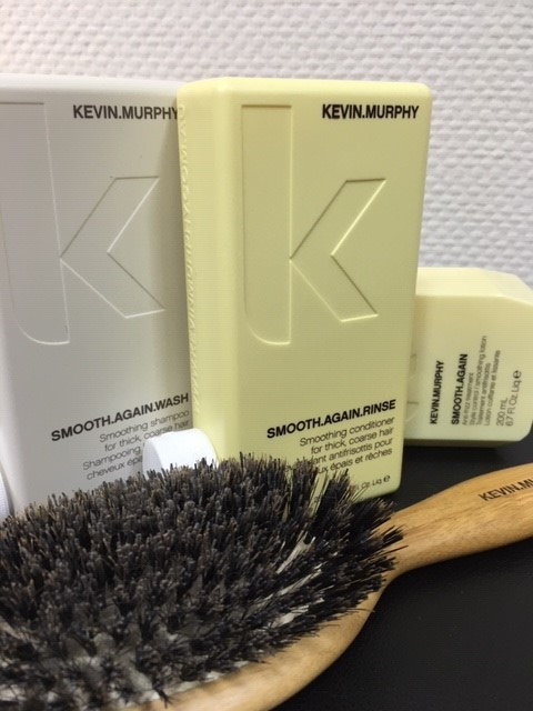 Shampoos und Haarbürste von Kevin Murphy